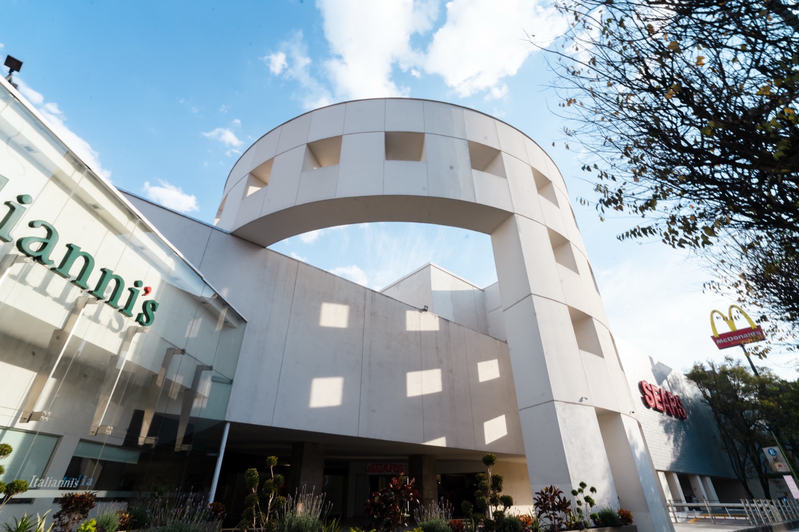 Fachada exterior de Plaza Universidad, centro comercial en el sur de la Ciudad de México
