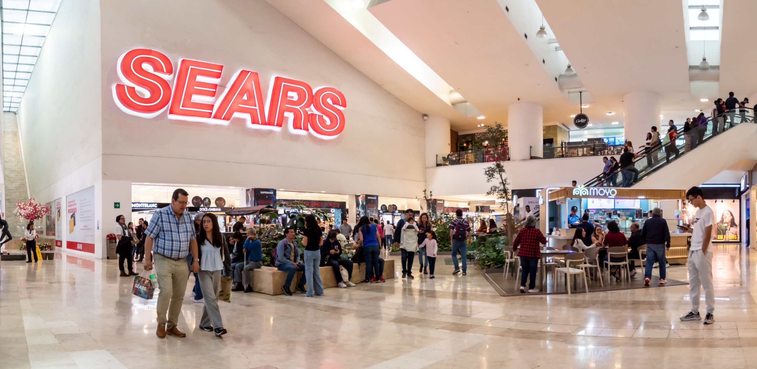 Sears y tiendas de Plaza Universidad