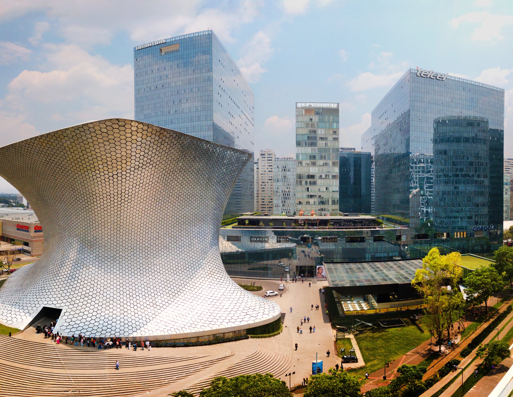 Vista del Roof Garden de Plaza Carso con el Museo Soumaya de fondo